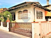 VILLA A SCHIERA in VENDITA a VIAREGGIO Bicchio di 6 vani