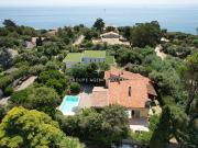 VILLA À VENDRE AVEC 4 CHAMBRES ET PISCINE À 100M DES...