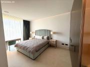 Villa adosada contemporánea con piscina en la azotea y...