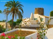 Villa adosada renovada en primera línea de playa con...