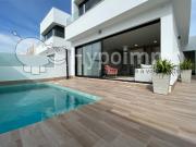 Villa amueblada cerca del mar con piscina privada San IV