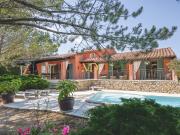 Villa avec 3 chambres et studio & piscine proche de...