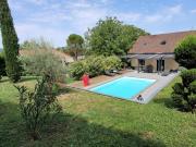 Villa avec garages, jardin et piscine