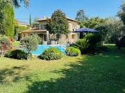 Villa avec jardin plat et piscine proche des commodités