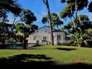 Villa avec jardin plat et vue sur la mer au Cap...