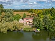 Villa avec parc arboré en bordure de rivière à Sainte...