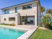 Villa avec piscine en bord de mer