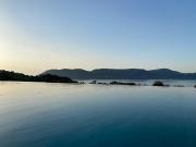Villa avec piscine en bord de mer