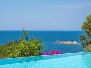 Villa avec piscine en bord de mer