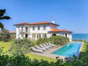 Villa avec piscine en bord de mer