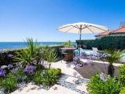 Villa avec piscine en bord de mer