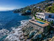 Villa avec piscine en bord de mer