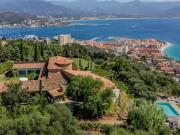 Villa avec piscine en bord de mer