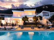 Villa avec piscine en bord de mer