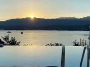 Villa avec piscine en bord de mer