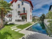 Villa avec piscine en bord de mer