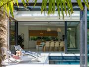 Villa avec piscine en bord de mer