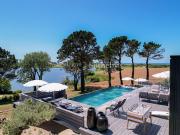 Villa avec piscine en bord de mer