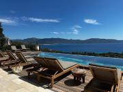 Villa avec piscine en bord de mer