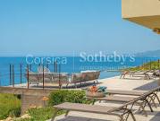 Villa avec piscine en bord de mer