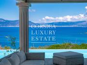 Villa avec piscine en bord de mer