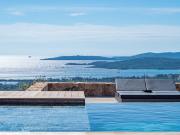 Villa avec piscine en bord de mer