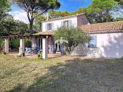 Villa avec piscine et dépendance, située au calme sur un...
