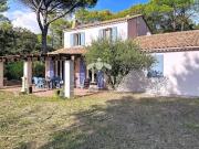 Villa avec piscine et dépendance, située au calme sur un...