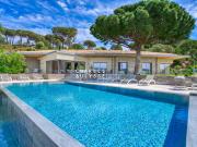 Villa avec piscine et jardin
