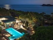 Villa avec piscine en bord de mer