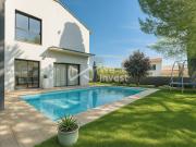 Villa avec piscine et jardin