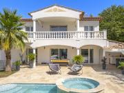 Villa avec piscine et jardin