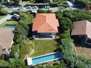 Villa avec piscine et jardin