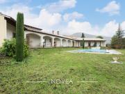 Villa avec piscine et jardin