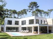 Villa avec piscine et jardin
