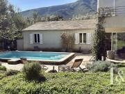 Villa avec piscine et jardin