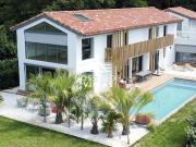 Villa avec piscine et jardin
