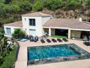 Villa avec piscine et jardin