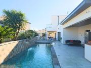Villa avec piscine et jardin