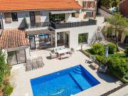 Villa avec piscine et jardin