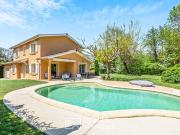 Villa avec piscine et son cour d'eau