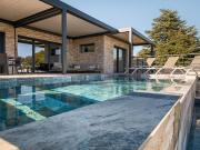 Villa avec piscine et terrasse