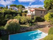 Villa avec piscine et terrasse