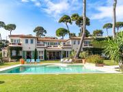 Villa avec piscine et terrasse