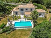 Villa avec piscine et terrasse Villa avec piscine et terrasse