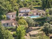 Villa avec piscine et terrasse