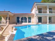 Villa avec piscine et terrasse