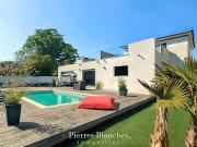 Villa avec piscine et terrasse