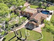 Villa avec piscine et terrasse