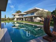 Villa avec piscine et terrasse